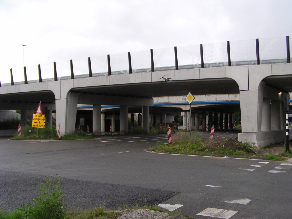 p8120001.jpg - Een net drie weken in gebruik genomen nieuw viaduct in KW 31 (aansluiting Waalre) is beschadigd.