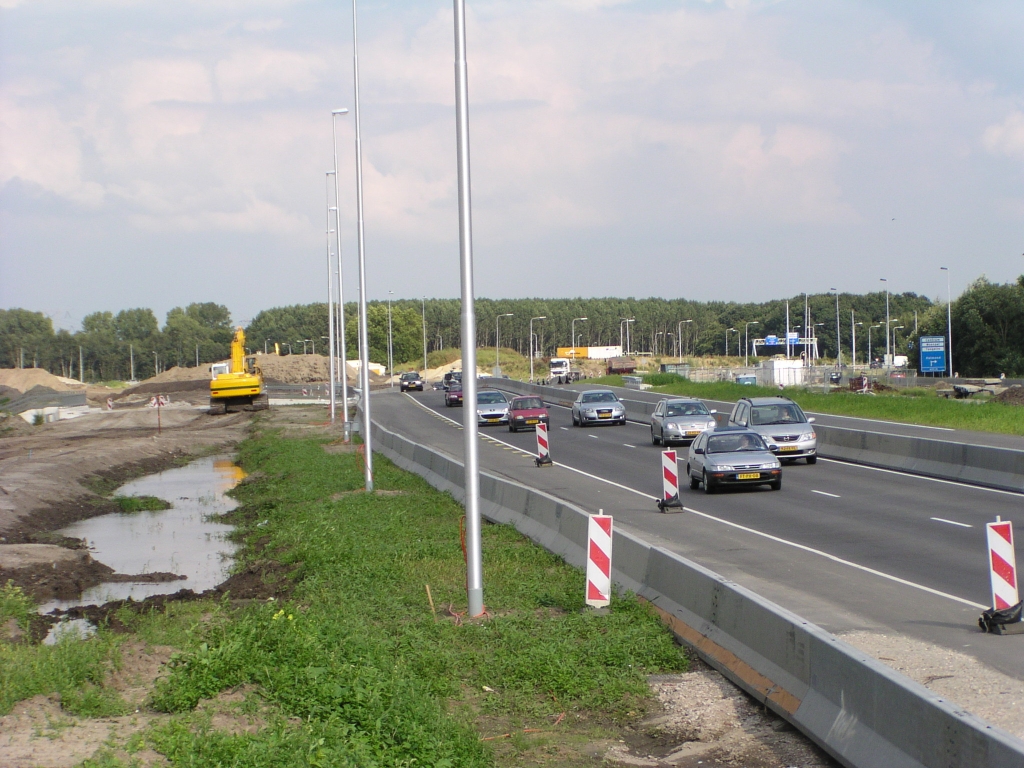 p8150037.jpg - Fasering tussen KW 45 (fietstunnel) en KW 46 (aansluiting Ekkersrijt). Achter de rechtse barrier ligt de fasering gereed voor de zuidelijke A58 rijbaan.  week 200830 
