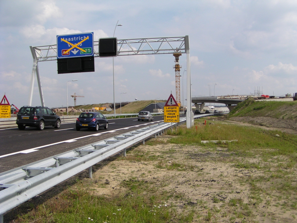 p8160006.jpg - De nieuwe verbindingsweg Tilburg-Maastricht in kp. Batadorp, 1 dag na openstelling. Er is een nieuw bord opgehangen aan dat portaal, voorlopig nog afgekruisd en dat zal zo blijven tot de nieuwe A2 hoofdrijbaan gereed is.  week 200832 
