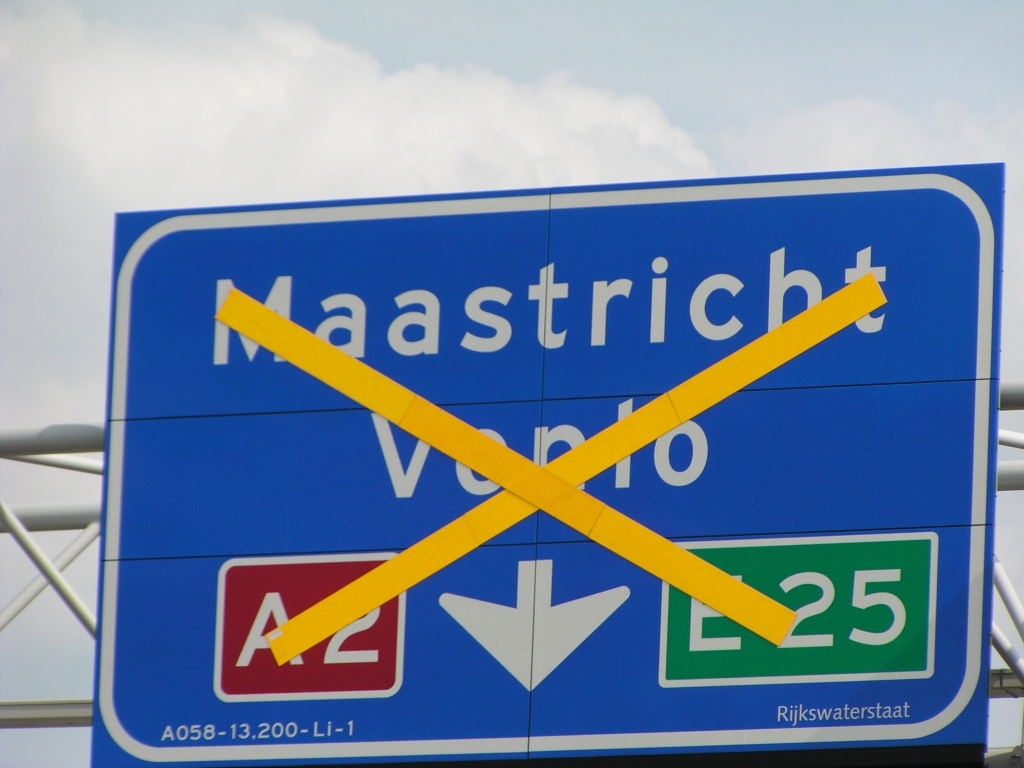 p8160007.jpg - Het bord wijst de weg naar de A2 hoofdrijbaan vanuit de richting Tilburg, via een enkelstrooks verbindingsweg onder KW 6. Als dit de voorbode is van de nieuwe hoofdrijbaan bewegwijzering, komt er dus geen " Nieuwe bewegwijzering autosnelwegen ", met de omhoogwijzende pijlen. Merk verder op dat het doel Antwerpen ontbreekt. De argeloze bestuurder zal dus de parallelbaan kiezen om bij kp. de Hogt te geraken.