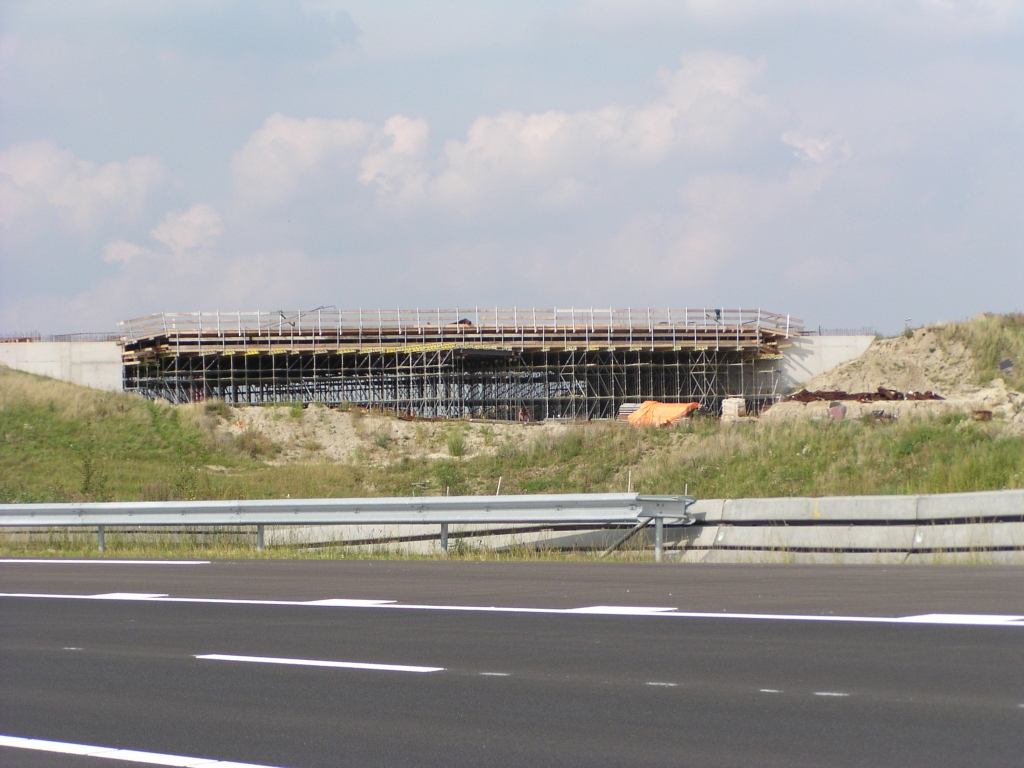p8160018.jpg - Dankzij het verplaatsen van verkeer naar de parallelbanen kunnen KW 4A en KW 4C worden voltooid. Hier de toestand van KW 4B. Als die ook gereed is kan de nieuwe verbindingsweg Tilburg-Amsterdam in kp. Batadorp worden aangelegd.