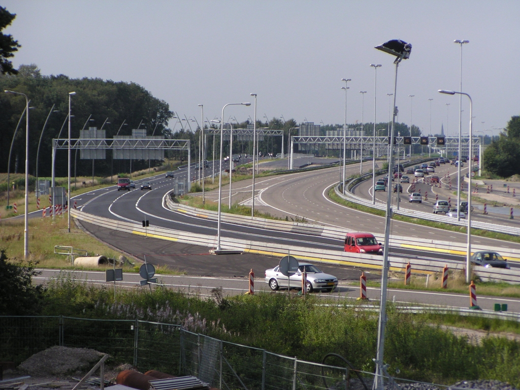 p8160021.jpg - Situatie tussen Oirschotsedijk en aansluiting Airport, 1 dag na verplaatsing van het verkeer van oude hoofdrijbaan naar parallelbaan.  week 200832 