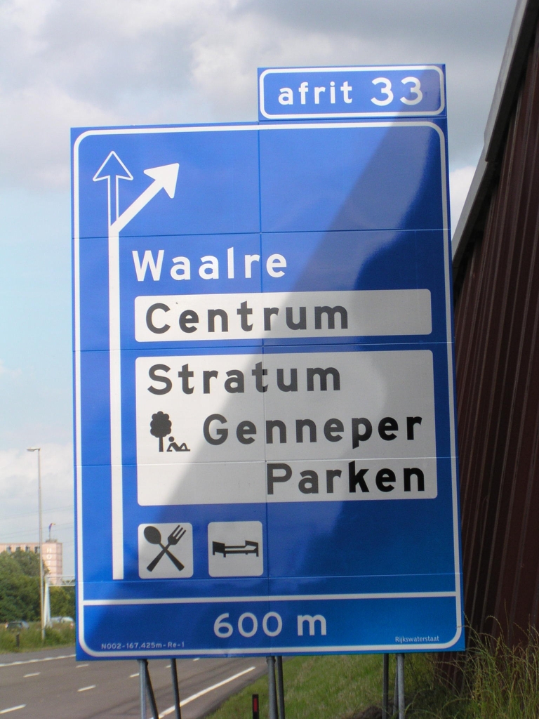 p8250006.jpg - In vergelijking met het  overeenkomstige exemplaar bij de afrit vanuit de richting Venlo , die er al een weekje of acht staat, is het doel "Centrum" hier  wel  aanwezig, vreemd genoeg in een apart wit vlak.