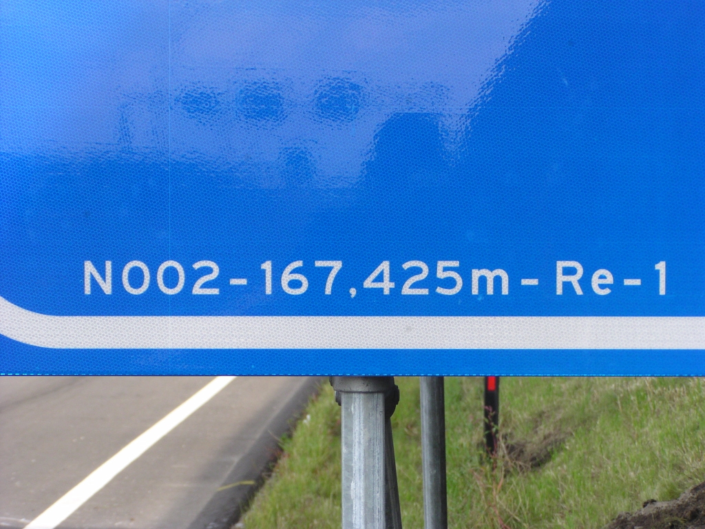 p8250007.jpg - Ook hier de nieuwe A/N2 kilometrering langs het vooralsnog A67 trace.