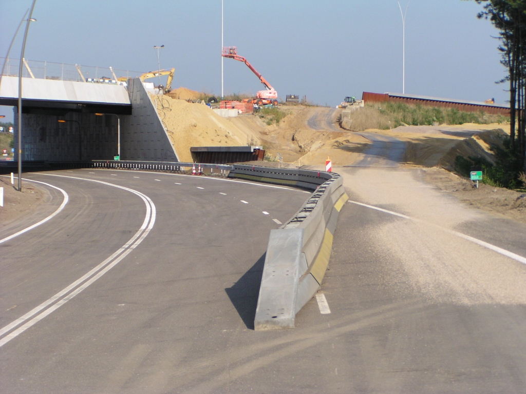 p8300064.jpg - KW 33 naderende is er al asfalt aangebracht aan het begin van een toekomstige faseringsrijbaan omhoog naar de nieuwe hoofdrijbaan in de richting Maastricht.