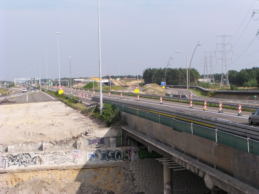 p8310089.jpg - Overzicht kp. Leenderheide west met links de oversteek vanuit Venlo naar de parallelbaan (al een maandje of wat in gebruik), in het midden de A67 richting Venlo met afgesloten A2 TOTSO naar Maastricht, en rechts de vervangende nieuwe parallelbaan.