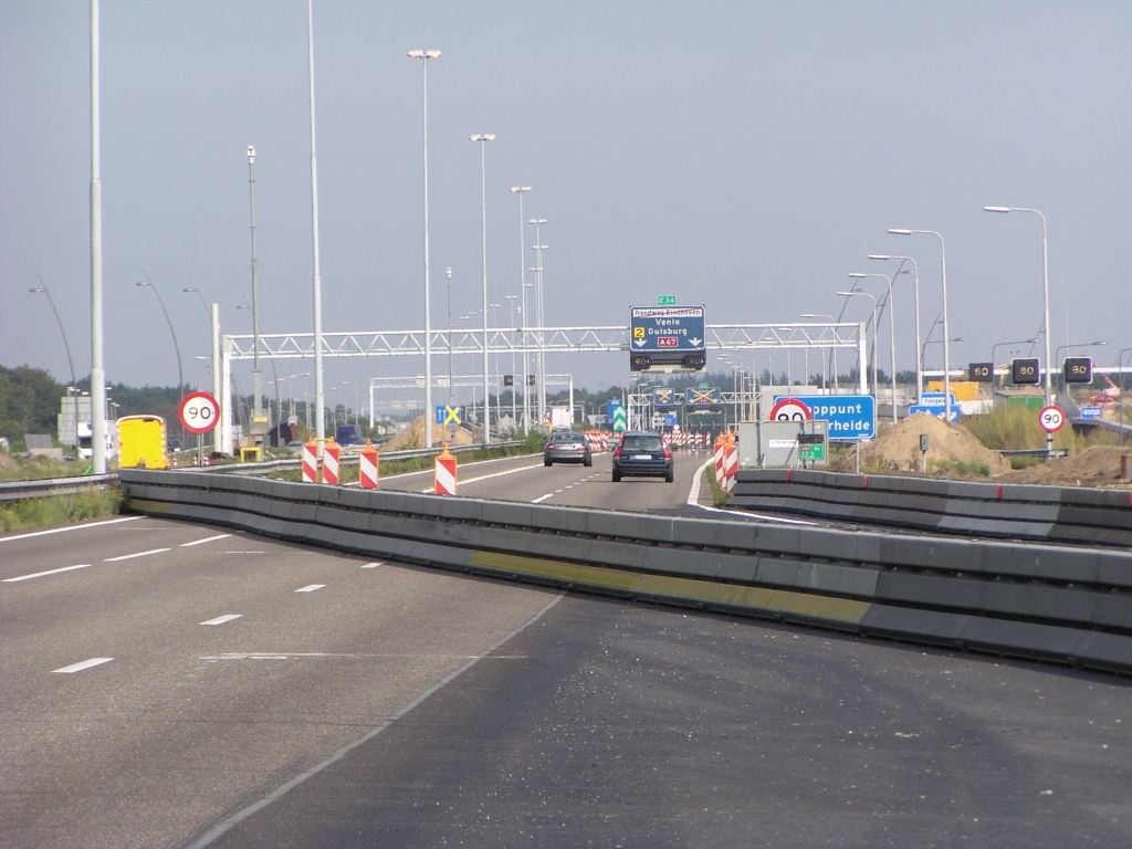 p8310095.jpg - Verkeer richting Venlo op de oude hoofdrijbaan. Portaalbord voor de richting Maastricht reeds verwijderd.