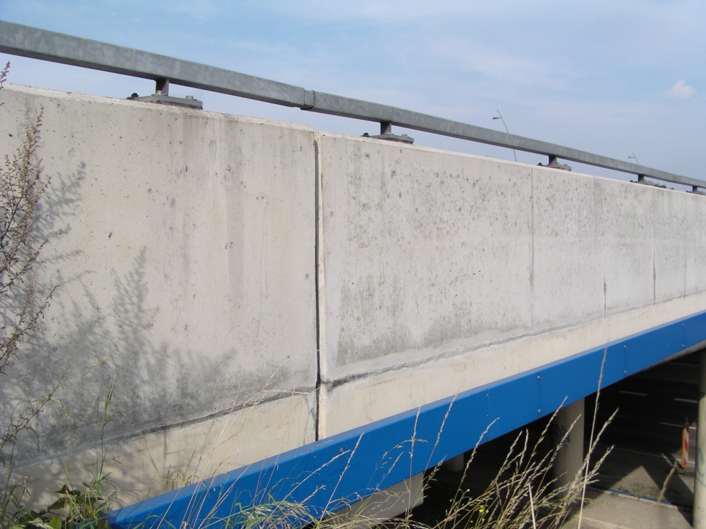p8310099.jpg - Professioneel uitgevoerde plaatsing van betonnen barriers op het oude viaduct. Verschil tussen oude en nieuw beton is nauwelijks zichtbaar.