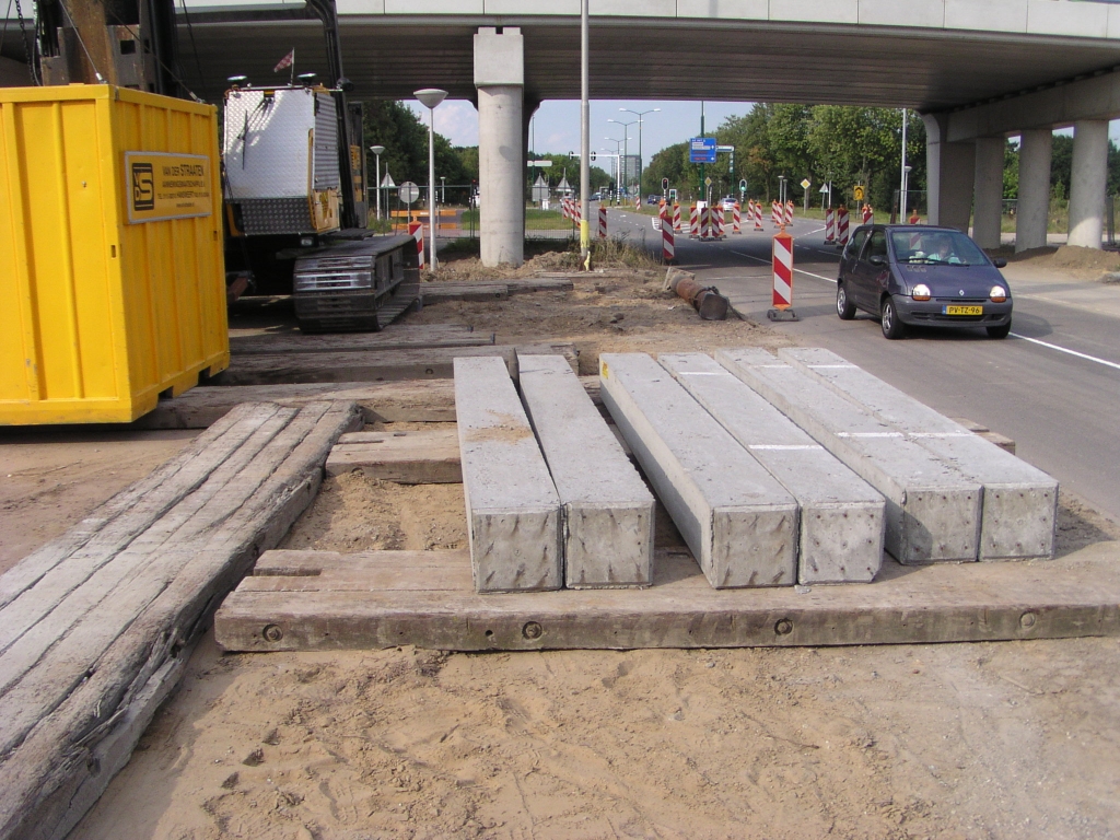 p9110006.jpg - Het is comfortabel wegenbouwen in de Brabantse zandgronden. Slechts korte heipaaltjes nodig voor de nieuwe hoofdrijbaanviaducten in KW 28 (prof. Holstlaan).