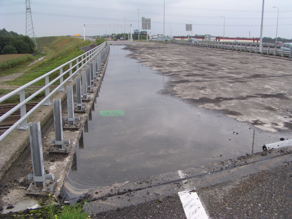 p9130026.jpg - Volgende fase in KW3 (spoorviaduct): asfalt verwijderd. De voegovergangen, waar het bij deze klus om te doen is, zitten nog op hun plek.