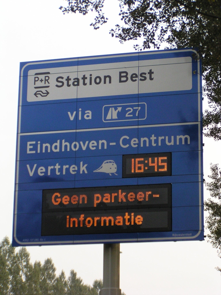 p9280053.jpg - NS reclamebord naast de A2 bij Best bedoeld om automobilisten de trein in te lokken om de congestie op de Randweg Eindhoven te vermijden. Er is een fout hersteld, zie  hier  voor de oorspronkelijke versie.