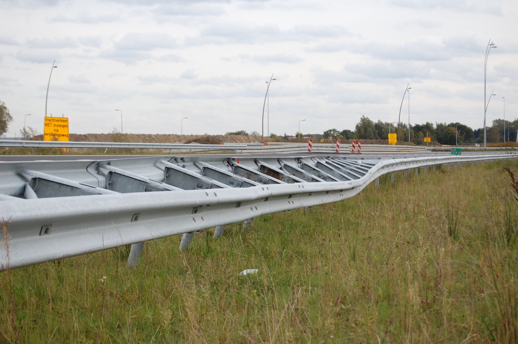 20081004-160629.jpg - Deze geleiderail langs de verbindingsweg Tilburg-Maastricht werd 7 weken geleden in gebruik genomen.  week 200833 