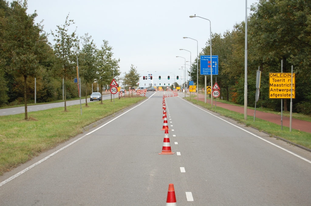 20081004-165239.jpg - Net als het vorige weekeinde is de Anthony Fokkerweg afgesloten, nu voor de sloop van de tweede helft van het oude viaduct. In de aansluiting Airport is alleen de afrit vanuit de richting Amsterdam nog beschikbaar voor het verkeer. Het voertuig links komt daar vandaan.