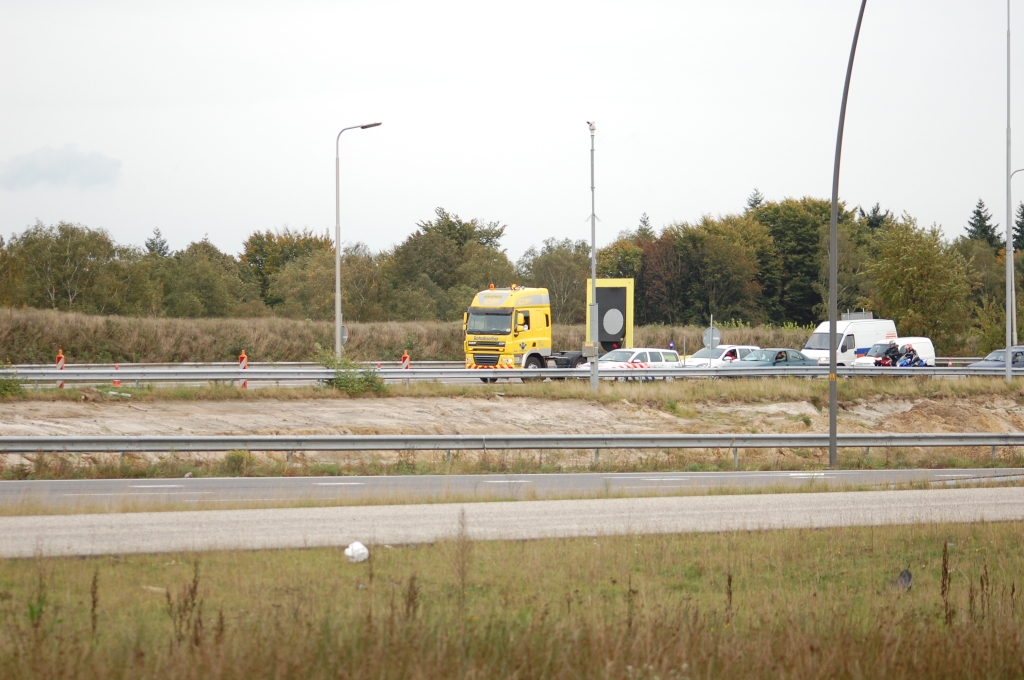 20081004-173457.jpg - Politiestop in de aansluiting Strijp om pionnen en ander meubilair op de weg te kunnen plaatsen ter markering van de omleiding over de af- en toerit in de aansluiting Airport.