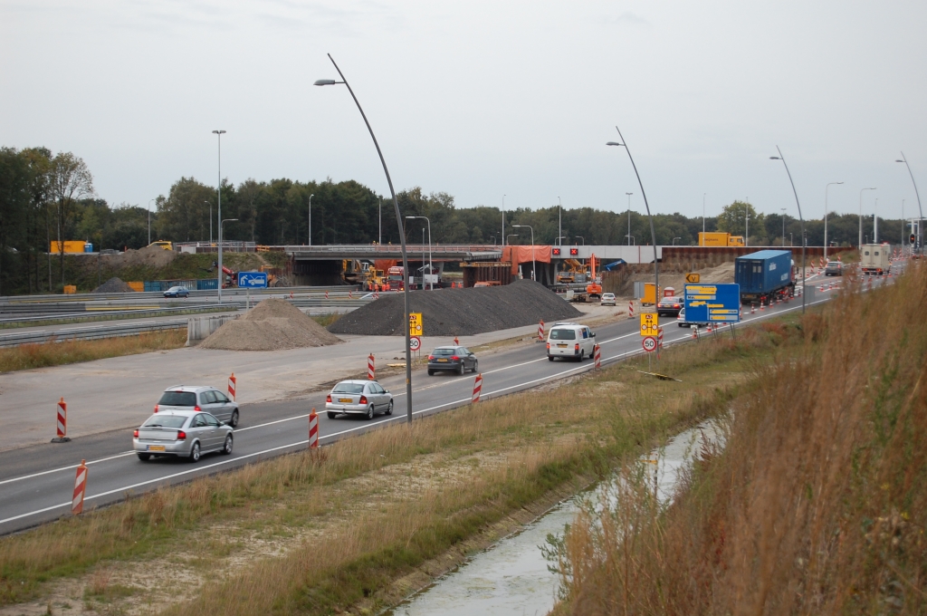 20081004-182613.jpg - Er lijkt zo te zien tijdelijk asfalt te zijn neergelegd links van de afrit, zodat het doorgaande A2 verkeer met twee stroken kan worden omgeleid.