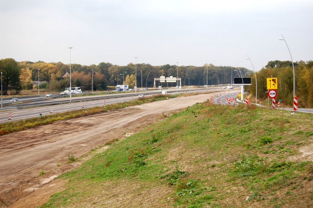 20081025-154050.jpg - Het parallelbaantrace aan de oostzijde van KW 9 in de richting kp. Batadorp ligt al een paar maanden te wachten op de asfaltverharding.