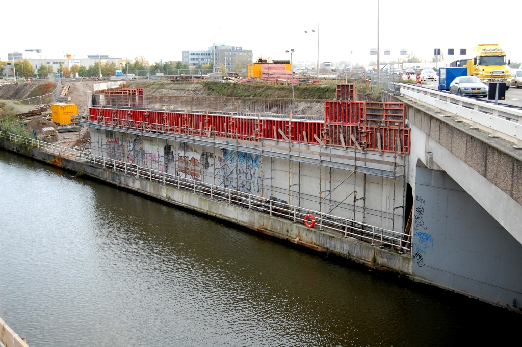 20081025-162655.jpg - Zuidoostelijk landhoofd in KW 12 (Beatrixkanaal). De bestaande steun, die voorheen de invoeger vanuit de aansluiting Veldhoven in de richting Amsterdam droeg, is blijven staan en verbreed.  week 200801 