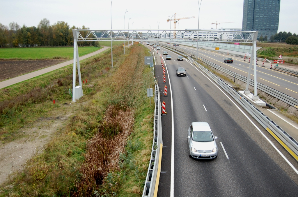 20081026-143557.jpg - Nog even recapituleren waar het allemaal om te doen is. De reiziger vanuit de richting Antwerpen moet in kp. de Hogt kiezen uit vier richtingen, en daarom wordt de zuidelijke A67 rijbaan hier verbreed naar vier rijstroken. Dat belooft nog een interessante bewegwijzering op het reeds op de nieuwe rijbaan bemeten portaal.