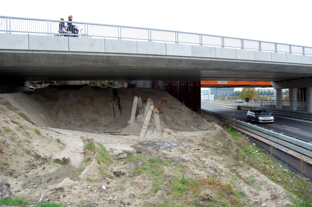 20081026-144411.jpg - Men is begonnen met het afgraven van het oude talud onder het verlengde viaduct.