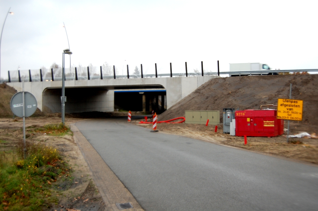 20081026-155216.jpg - In KW 17 (Ulenpas) zijn de oude hoofdrijbaanviaducten verkeersvrij, en de sloop ervan staat gepland op 5 dagen na foto-datum.