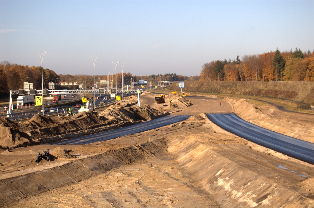 20081108-110753.jpg - Eerste asfalt voor de oostelijke parallelbaan en de invoeger Strijp.