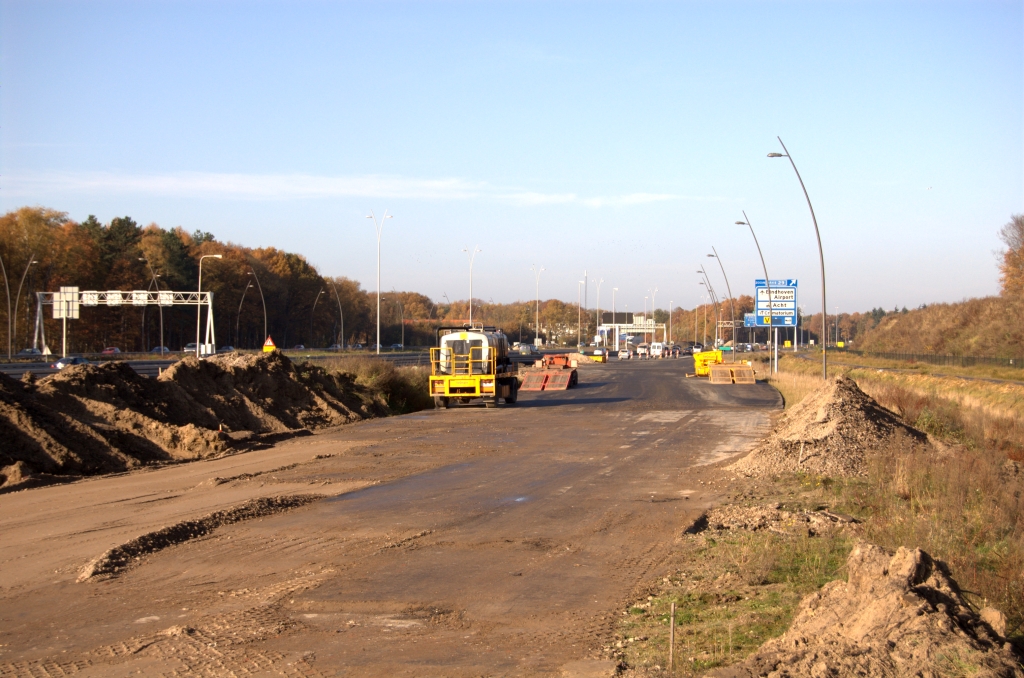 20081108-111748.jpg - Een stukje verderop noordwaarts moet het gaan aansluiten op de reeds in verkeer zijnde parallelbaan naar de aansluiting Airport.