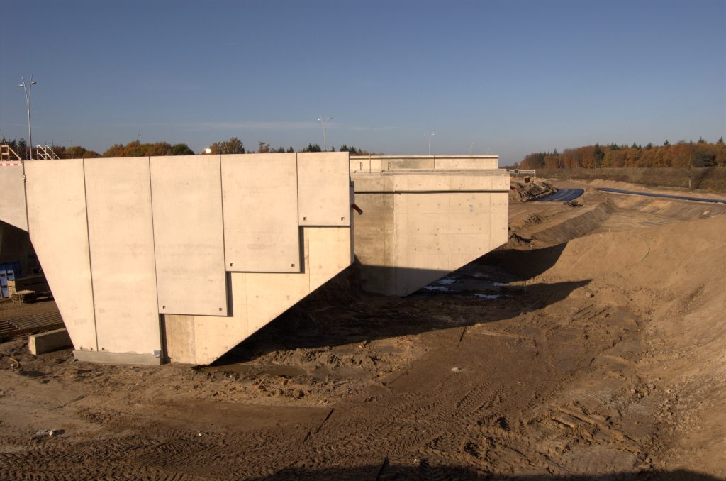 20081108-112311.jpg - Oostelijk landhoofd in KW 10 (aansluiting Strijp) gereed. Het nieuwe beton is te herkennen aan de lichtere kleur.  week 200843 