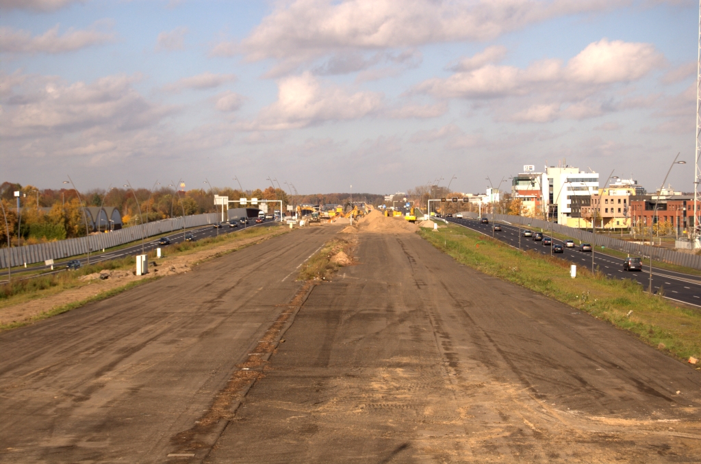 20081108-125053.jpg - Wegvak KW 16 (aansluiting Veldhoven-zuid)-KW 15 (Cranendonck) met gedeeltelijk afgeschraapte oude hoofdrijbanen. Een beetje teleurstellend dat in de royale ruimte tussen de parallelrijbanen in eerste instantie hoofdrijbanen met slechts twee rijstroken worden aangelegd.