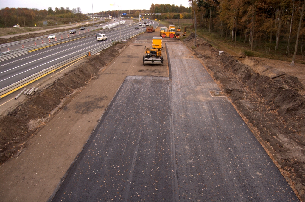 20081109-161626.jpg - Eerste asfaltlaag in het ontbrekende stukje parallelbaan onder KW 9 (aansluiting Airport) westzijde.  week 200843 