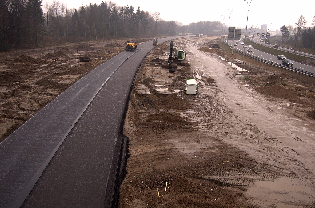20081130-140944.jpg - Aan de zuidzijde is het nieuwe asfalt aangesloten op de reeds maanden liggende parallelbaan bij het Philips van Lenneppark.  week 200847 