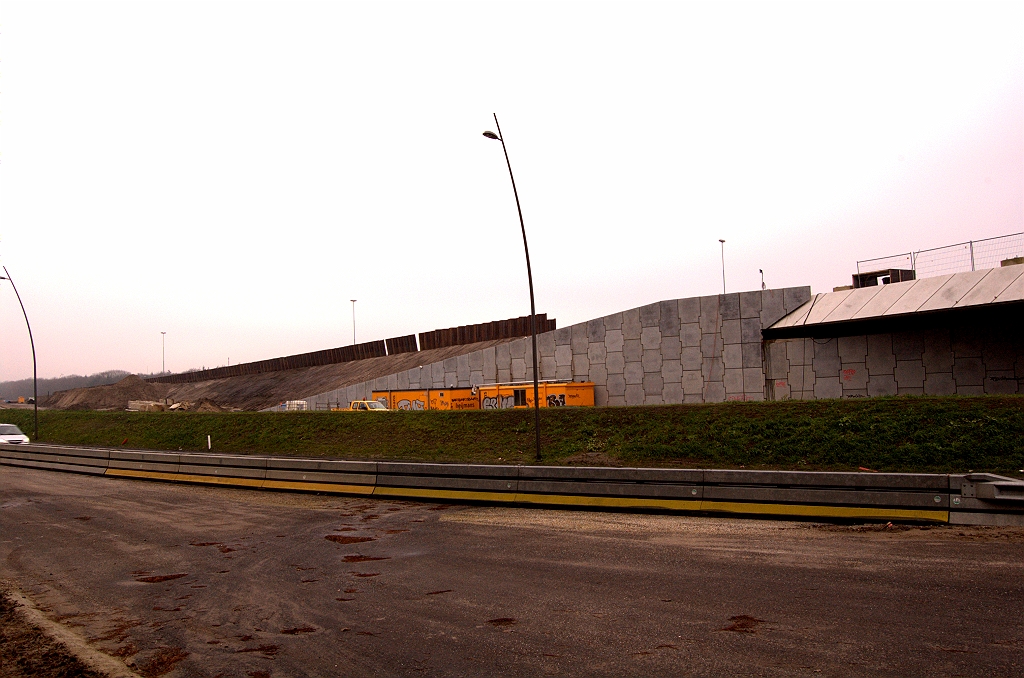 20081212-131516.jpg - Aanleg hoofdrijbaanzandlichaam ten noordwesten van KW 33 in kp. Leenderheide, met ook al damwanden geluidsschermpje goeddeels ingetrild. Op de voorgrond de tijdelijke bypass van parallelbaan-zuid, langs KW 33, naar de nieuwe hoofdrijbaan in de richting Maastricht.