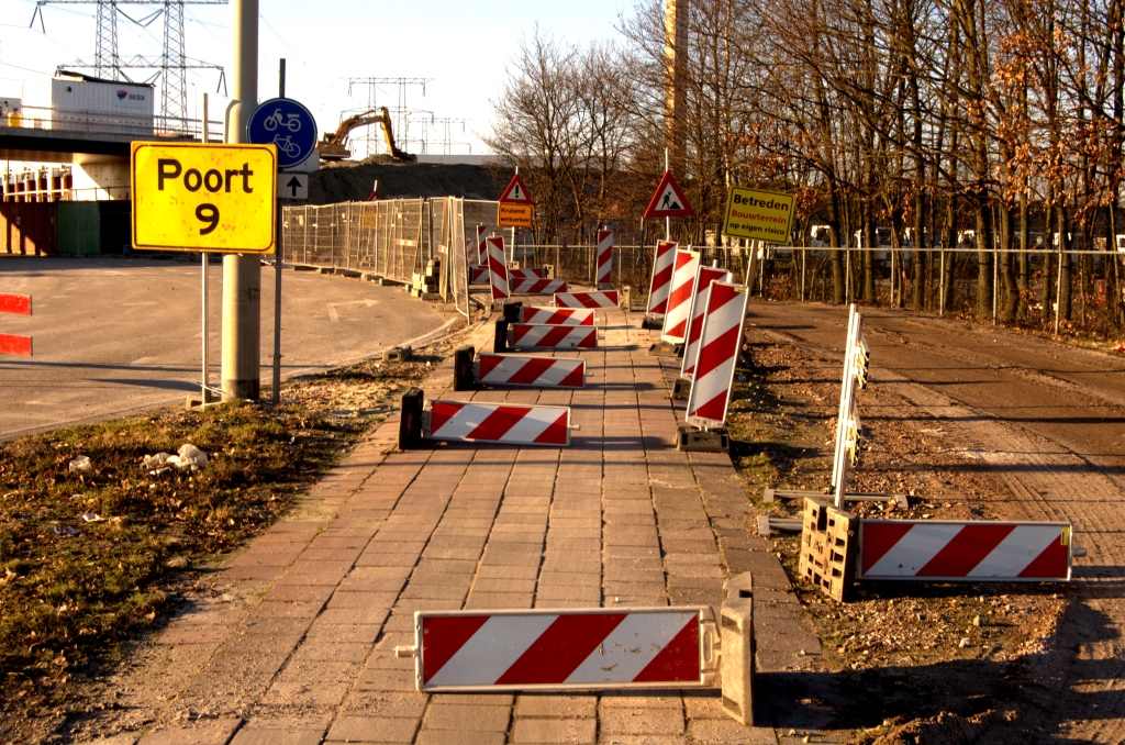 20081226-142757.jpg - Hindernisbaan voor fietsers op weg naar de containertunnel onder KW 41.