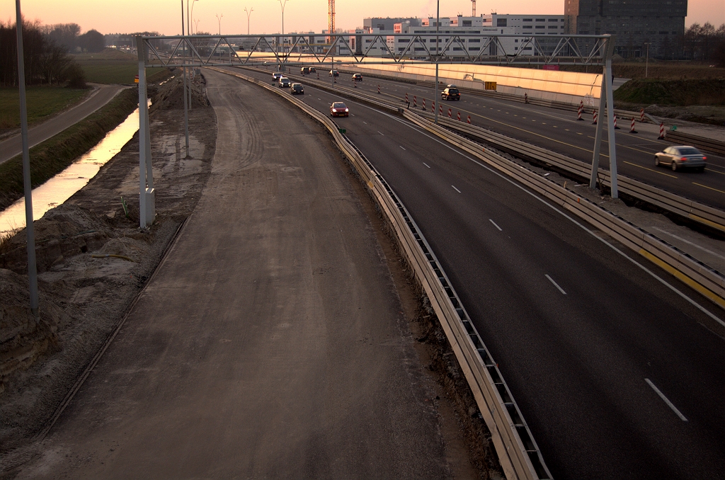 20081228-162407.jpg - Eerste laag asfalt op het verbreedsel van de A67 vanuit de richting Antwerpen in de aanloop naar kp. de Hogt. Het sluit zo te zien niet aan op de bestaande faseringsrijbaan.  week 200850 
