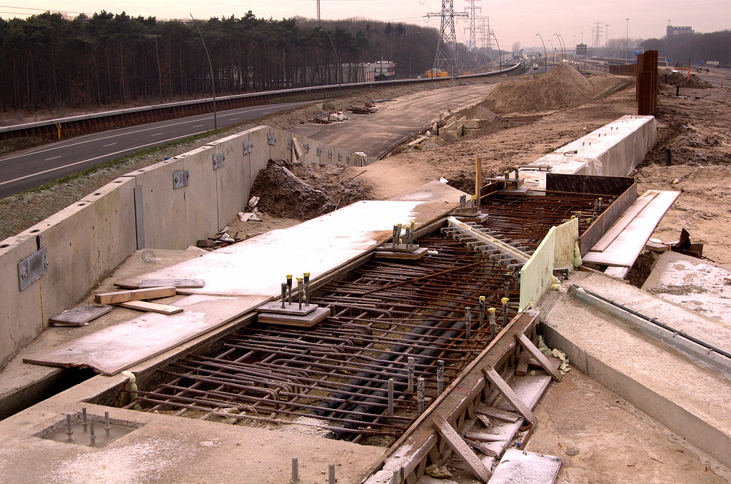 20090103-150524.jpg - Afrondende werkzaamheden in KW 33, zuidelijke A2 rijbaan, zoals het monteren van de voegovergang in de "stoep".