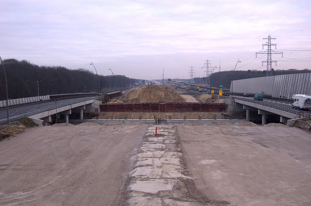 20090103-161244.jpg - Bij KW 31 (Aalsterweg/N69) reeds puinfunderingen voor de nieuwe hoofdrijbanen. Dat lijkt wat voorbarig, gezien de toestand van het betonwerk.