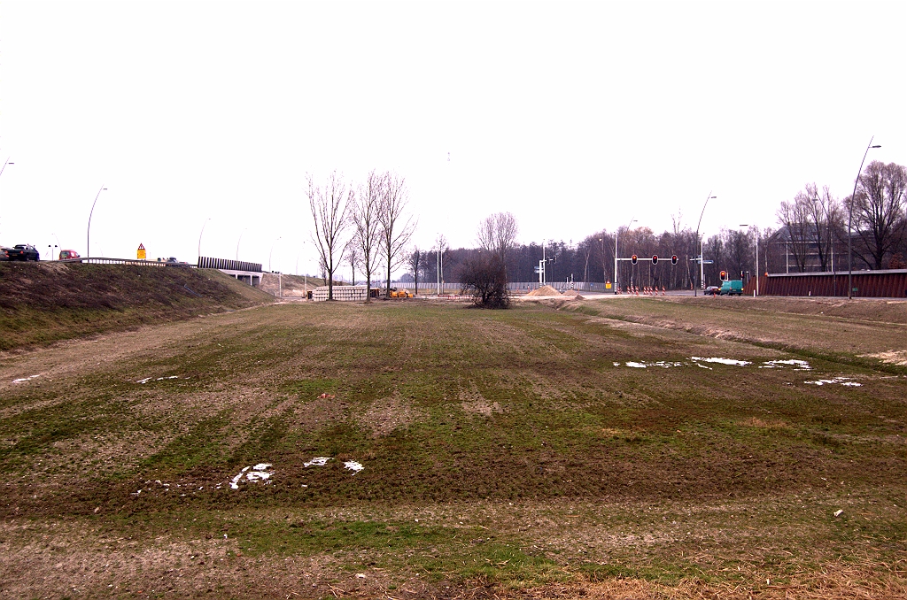 20090104-160449.jpg - Locatie van het bordje is aan het begin van de geleiderail naar KW 16 in de aansluiting Veldhoven-zuid, links op de foto. We vinden hier ook het grote niemandsland dat is ontstaan door de ombouw naar Haarlemmermodel.