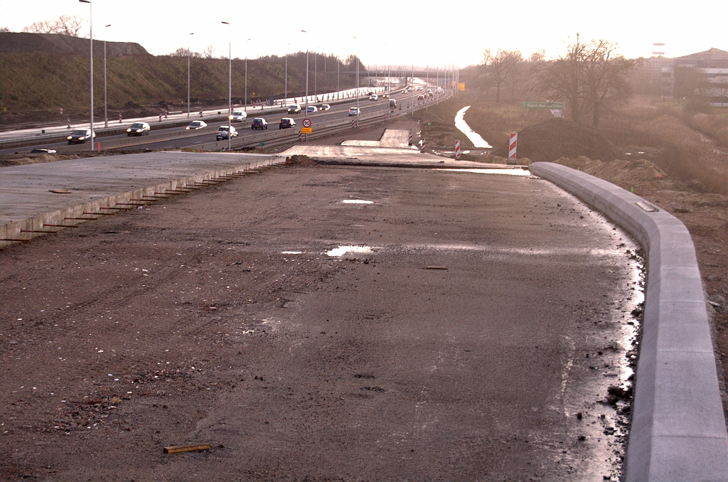 20090118-160319.jpg - In de toerit in de richting Tilburg is er zo te zien weer een strook beton verwijderd.  week 200852 