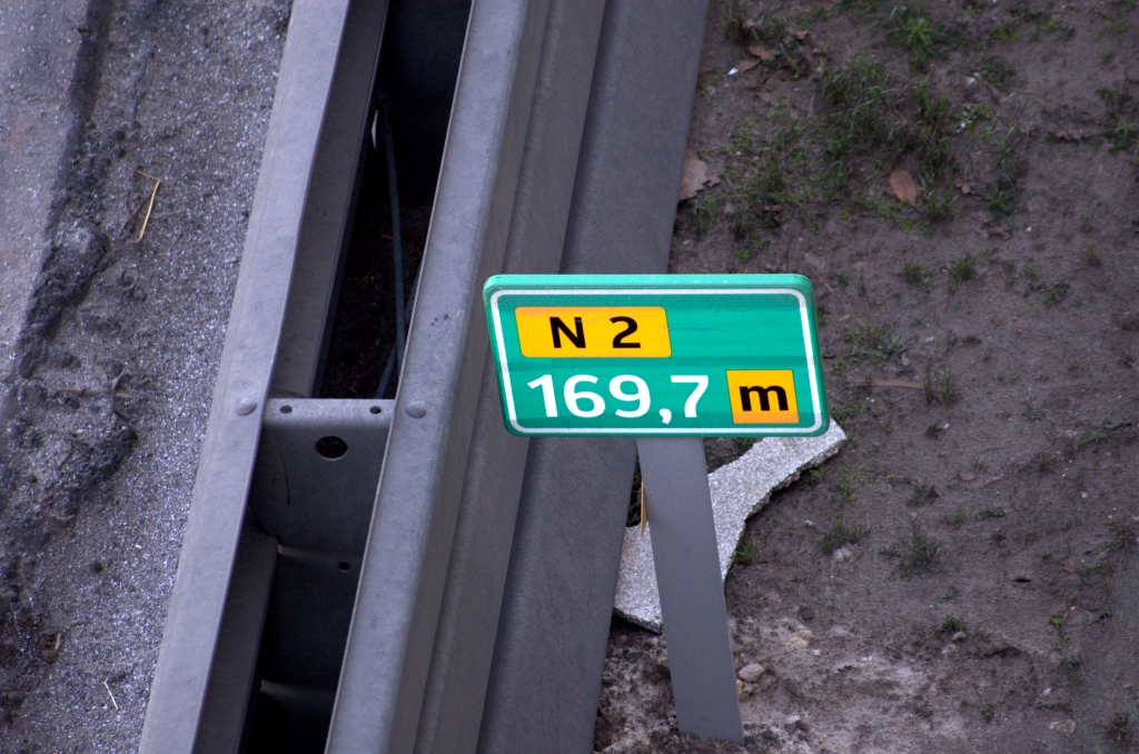 20090201-135013.jpg - Einde van de N2 bij de rotonde Leenderheide. Misschien dat er nog 1 bordje bijkomt als de bestaande bypass is gesloopt.