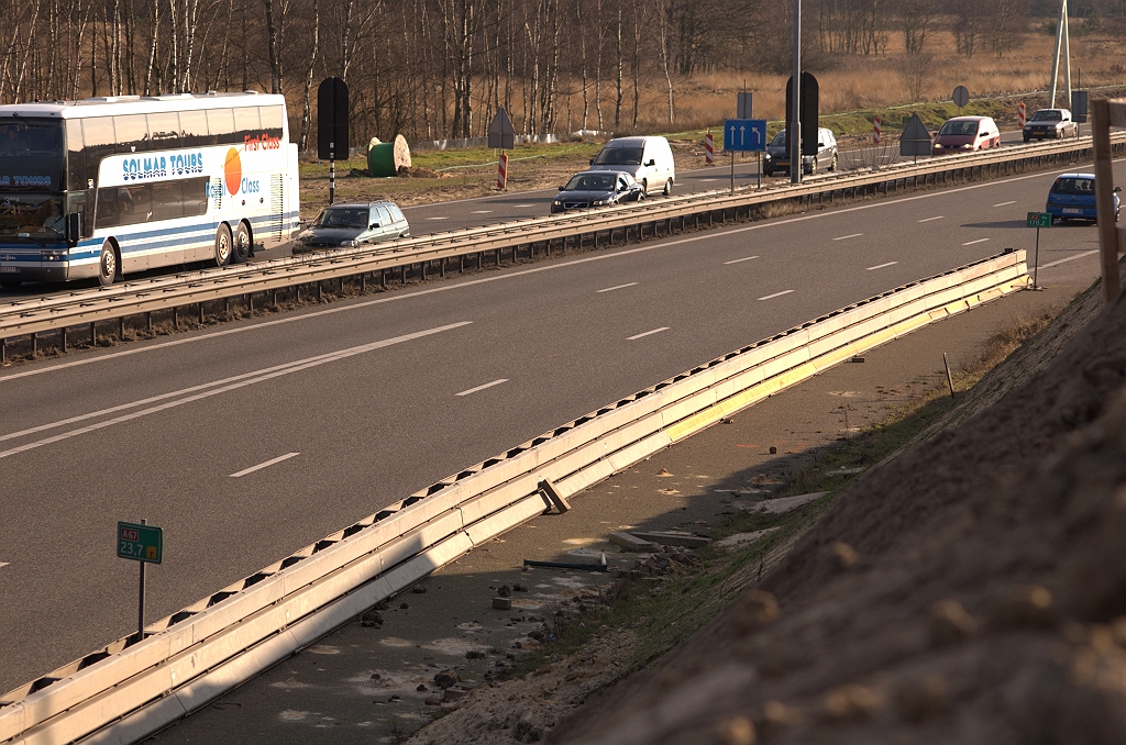 20090201-140449.jpg - Bij de samenkomst van bypass en verbindingsweg vanaf de rotonde vinden we de A67-A2 overgang.