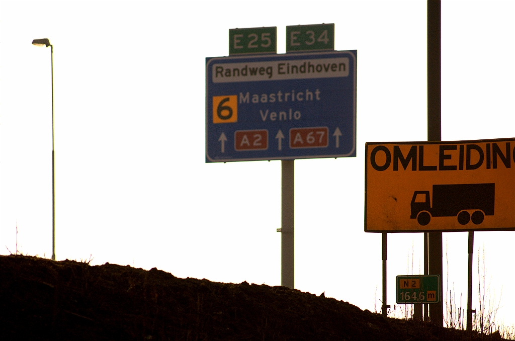 20090206-093849.jpg - Het tijdelijk bewegwijzeringsbord vlak voor de splitsing Maastricht/Antwerpen werd niet overgeplakt met een N2 schildje.