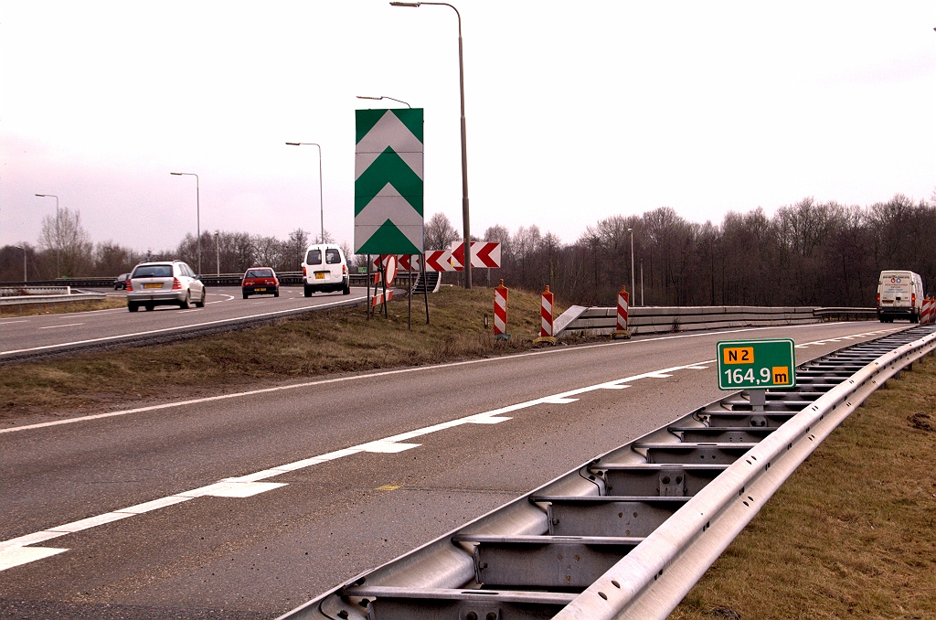 20090207-153840.jpg - De verbindingsweg naar Antwerpen, die uiteindelijk gesloopt wordt en op een andere plaats terugkomt, is desalniettemin voorzien van N2 hectometerbordjes. Ze zijn zelfs keurig op de geleiderail gemonteerd.