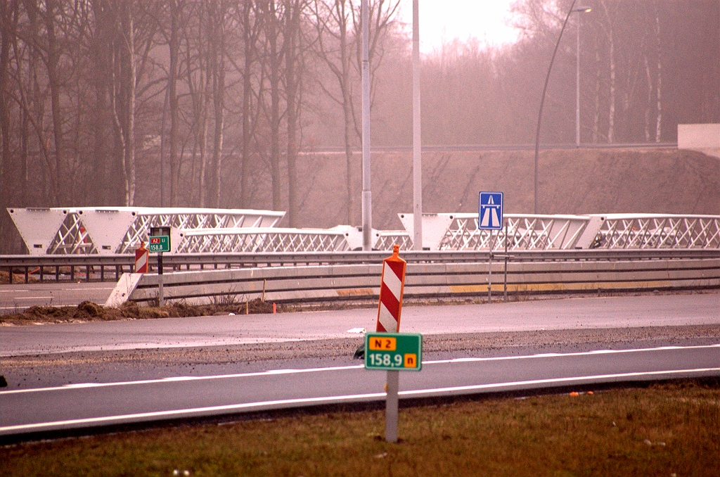 20090221-093346.jpg - Omgekeerd worden er ook borden G1 (autosnelweg) geplaatst op de plaatsen waar de N2 (voorlopig) eindigt, zoals hier in de aansluiting Airport waar de parallelbaan terugslingert naar de oude A2 hoofdrijbaan in de richting 's Hertogenbosch.