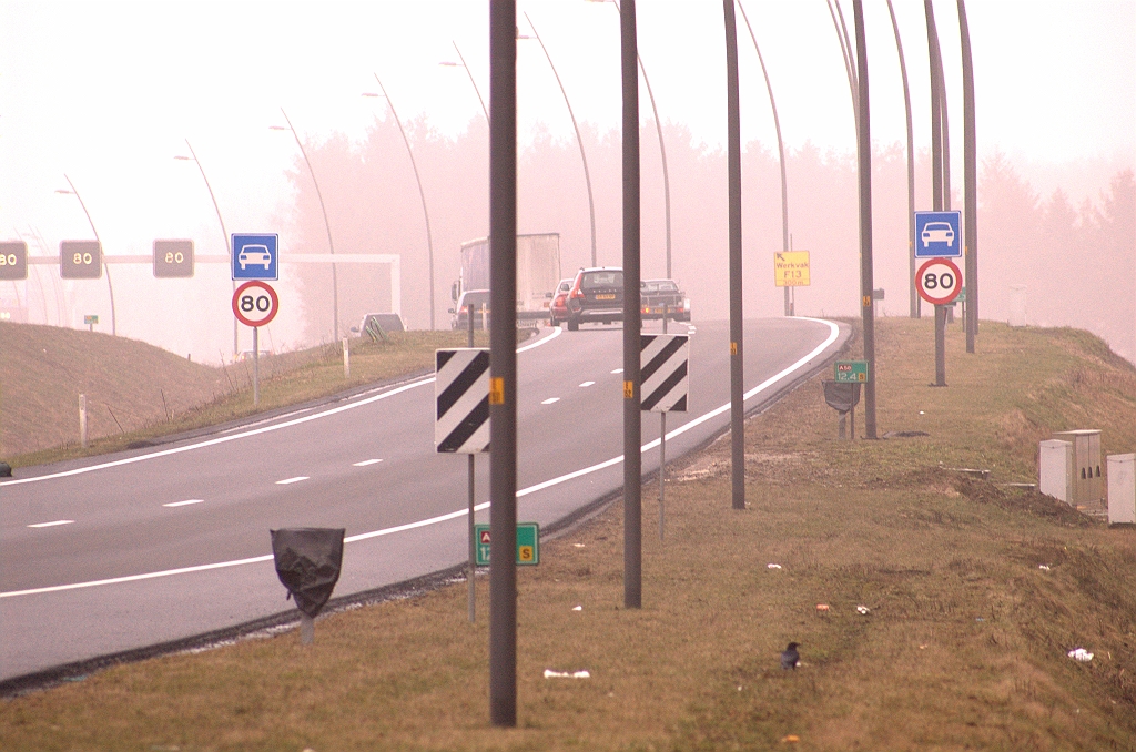 20090221-103840.jpg - Heel wat logischer is de positie van de borden G3 (autoweg) op de verbindingsweg vanuit de richting Tilburg. Mooi in overeenstemming met de wijziging van het wegbeeld, het vervallen van de vluchtstrook dus.