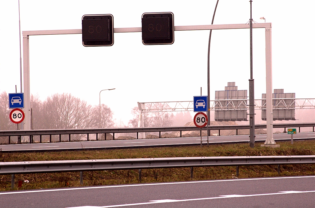 20090221-103941.jpg - Autowegstatus van de N2 vanuit de richting 's Hertogenbosch begint pas aan het begin van het talud naar KW 6. Het vluchtstrookloze wegvak begint echter al 400 meter eerder, vlak voor KW 5.