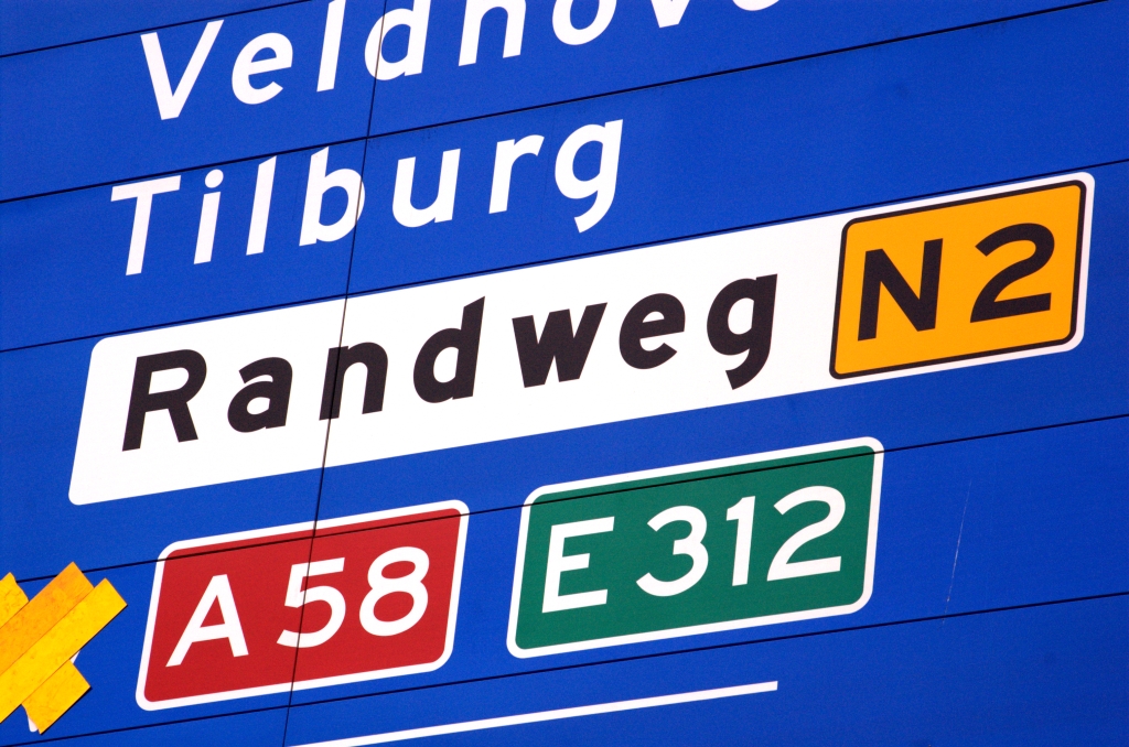 20090221-140734.jpg - Geen "Randweg Eindhoven". Is strict genomen ook niet nodig gezien het agglomoratiebord dat de bestuurder (als het goed is) gezien heeft voor kp. Ekkersweijer.