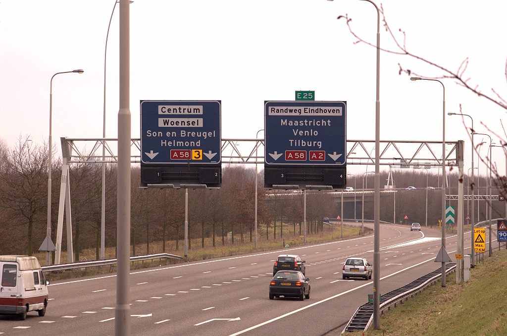 20090221-143236.jpg - Kp. Ekkersweijer vanuit de richting 's Hertogenbosch met de vertrouwde aangelichte portaalborden. We volgen de richting Maastricht.