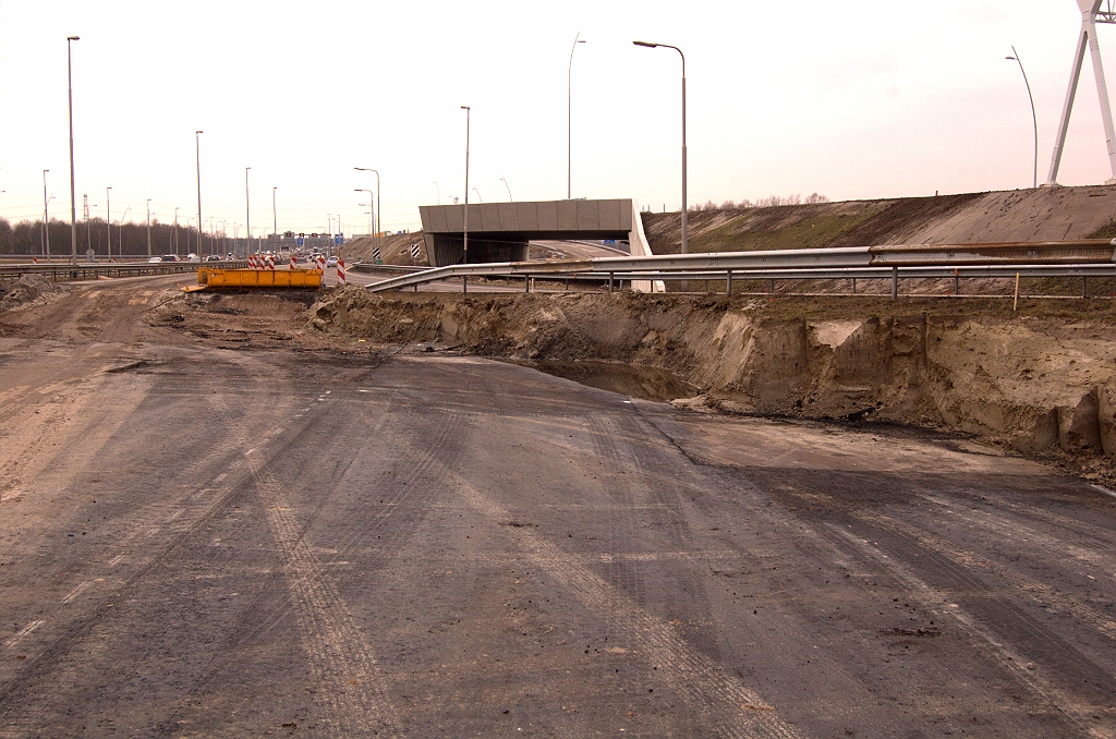 20090221-152713.jpg - Het nieuwe asfalt is aangesloten op de stroken die nog grotendeels begraven liggen onder de A2 fasering die een paar jaar geleden werd aangelegd.  week 200907 