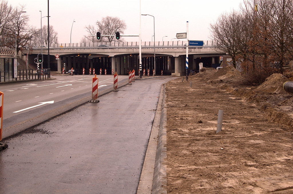 20090222-135635.jpg - De linker rijstrook komt vanuit die bocht terecht op de bestaande rijbaan van de Noord-Brabantlaan. De rechter gaat over in de nieuwe vrijliggende rechtsafbaan naar de toerit in de richting Maastricht.  week 200907 