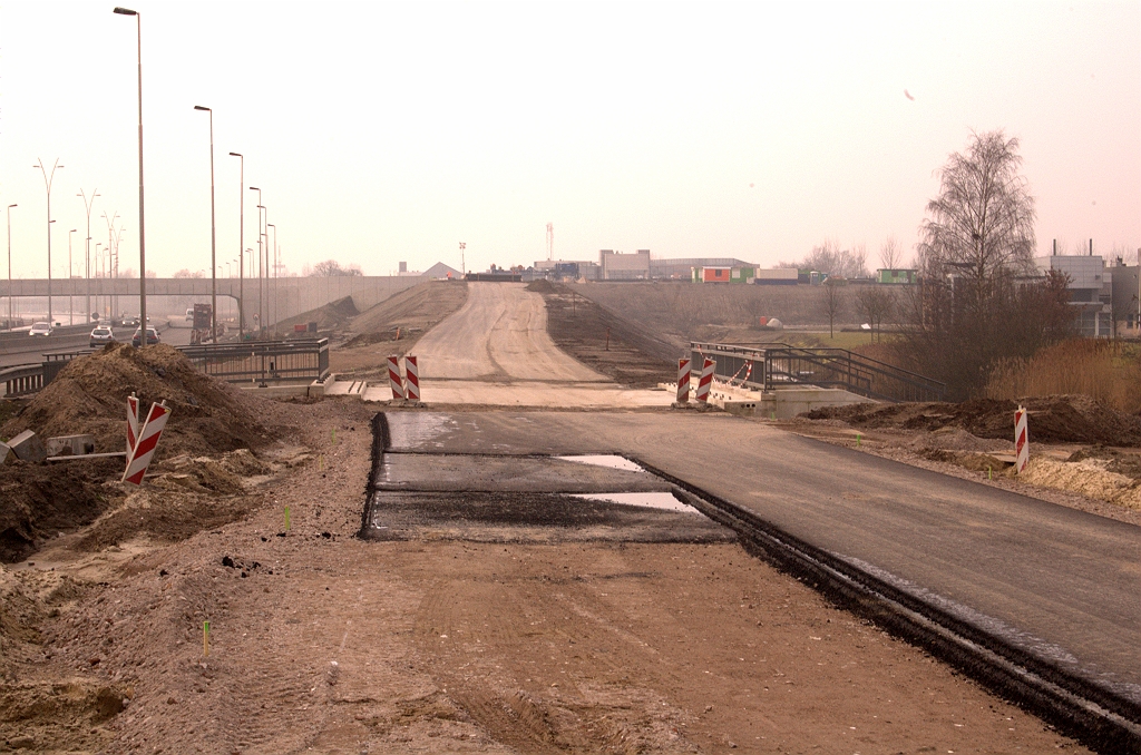 20090228-150336.jpg - ...waar hij nog iets versmald en gezelschap moet gaan krijgen van de oversteek vanaf de verbindingsweg Woensel-Tilburg, om de relatie Woensel-Ekkersrijt te kunnen bedienen. In de aanstaande faseringen zal dit doodlopende stukje asfalt moeten worden aangesloten op de huidige A58 fasering (links nog net in beeld), anders kan het kruispunt A50-stamweg Ekkersrijt niet worden opgeheven.