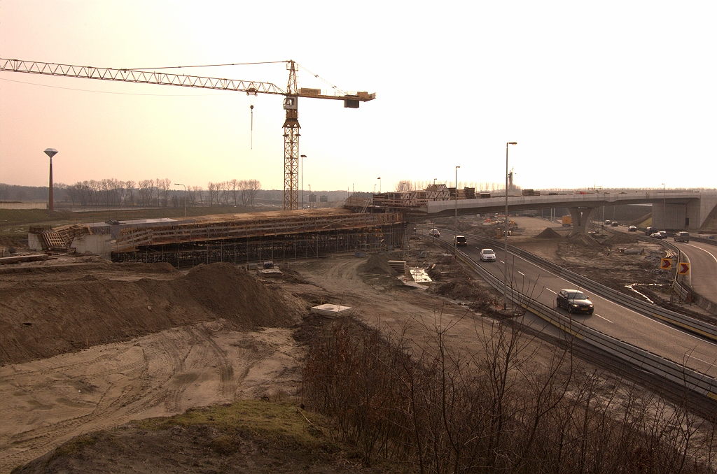 20090301-160048.jpg - Voortgang KW 4C in de verbindingsweg Tilburg-Nijmegen in kp. Batadorp. Het talud links is aardig aangegroeid...  week 200908 